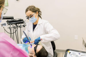 dr neda whitening a patients teeth